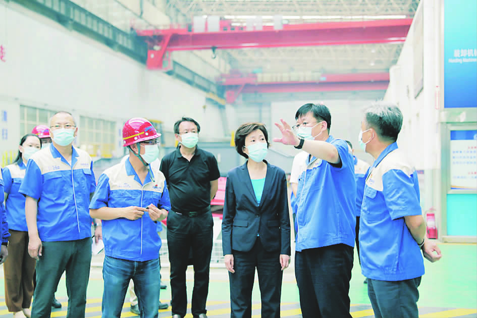 1.大连市市委常委市总工会党组书记、主席徐广湘到大连重工装备集团调研.jpg